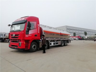 上汽紅巖29.7方前四后八鋁合金運(yùn)油車，20噸運(yùn)油車
